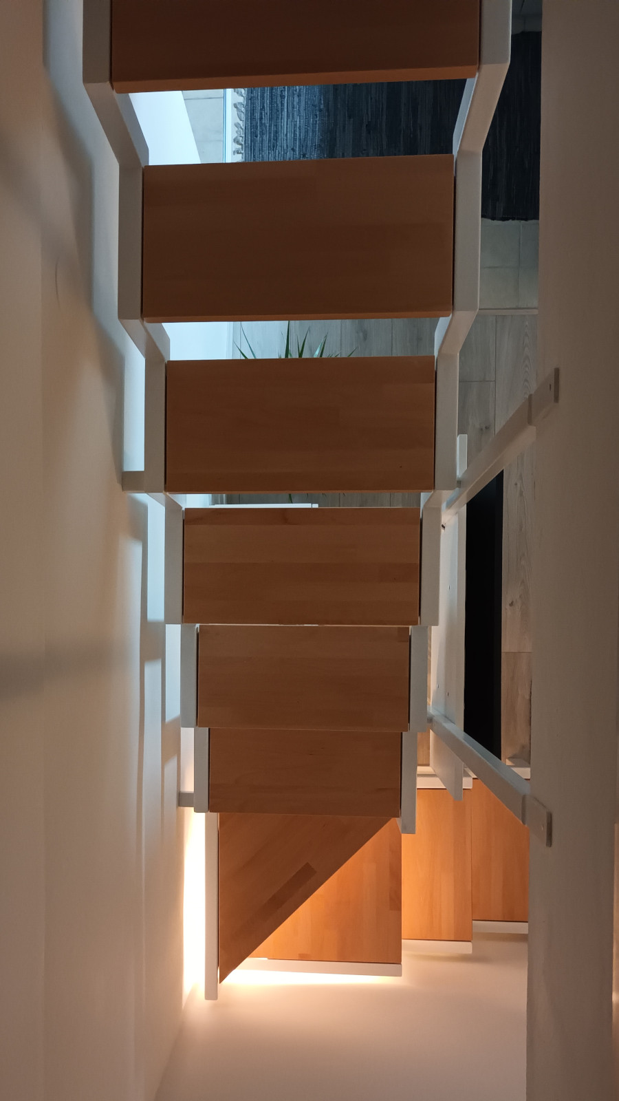 Moderne unutarnje stepenice s drvenim gazištima