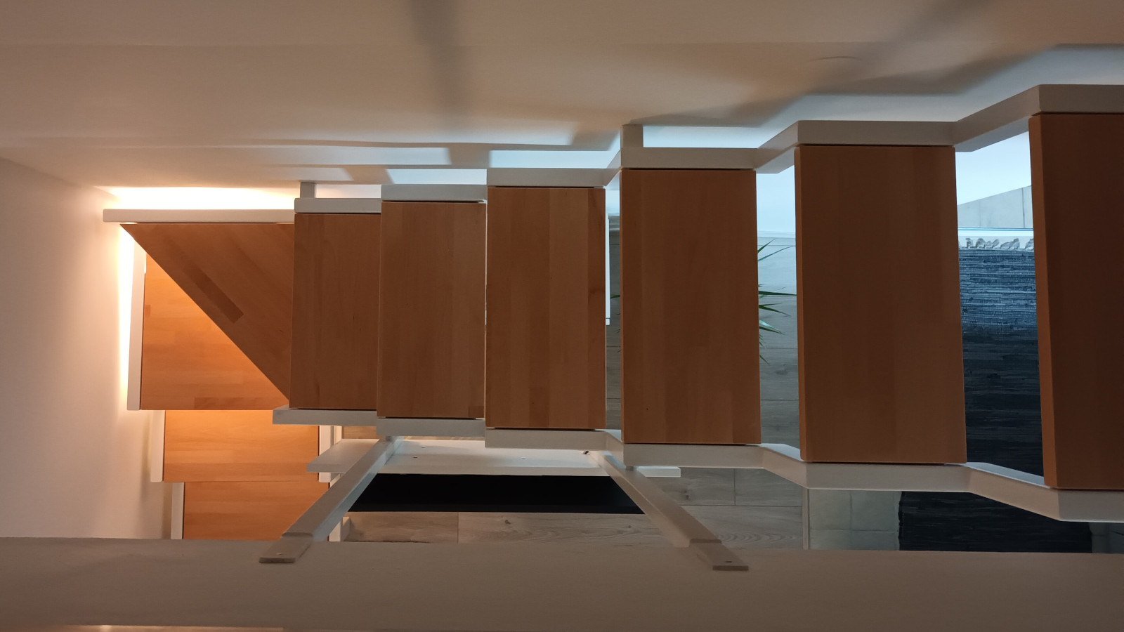 Moderne unutarnje stepenice s drvenim oblogama